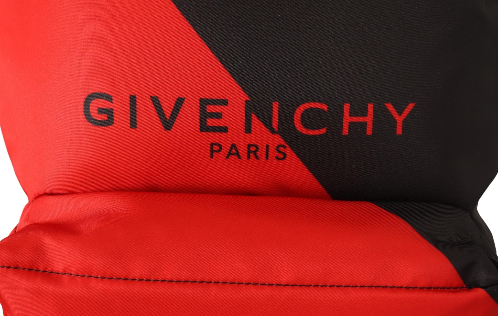 কালো এবং লাল রঙে Givenchy স্লিক আরবান ব্যাকপ্যাক