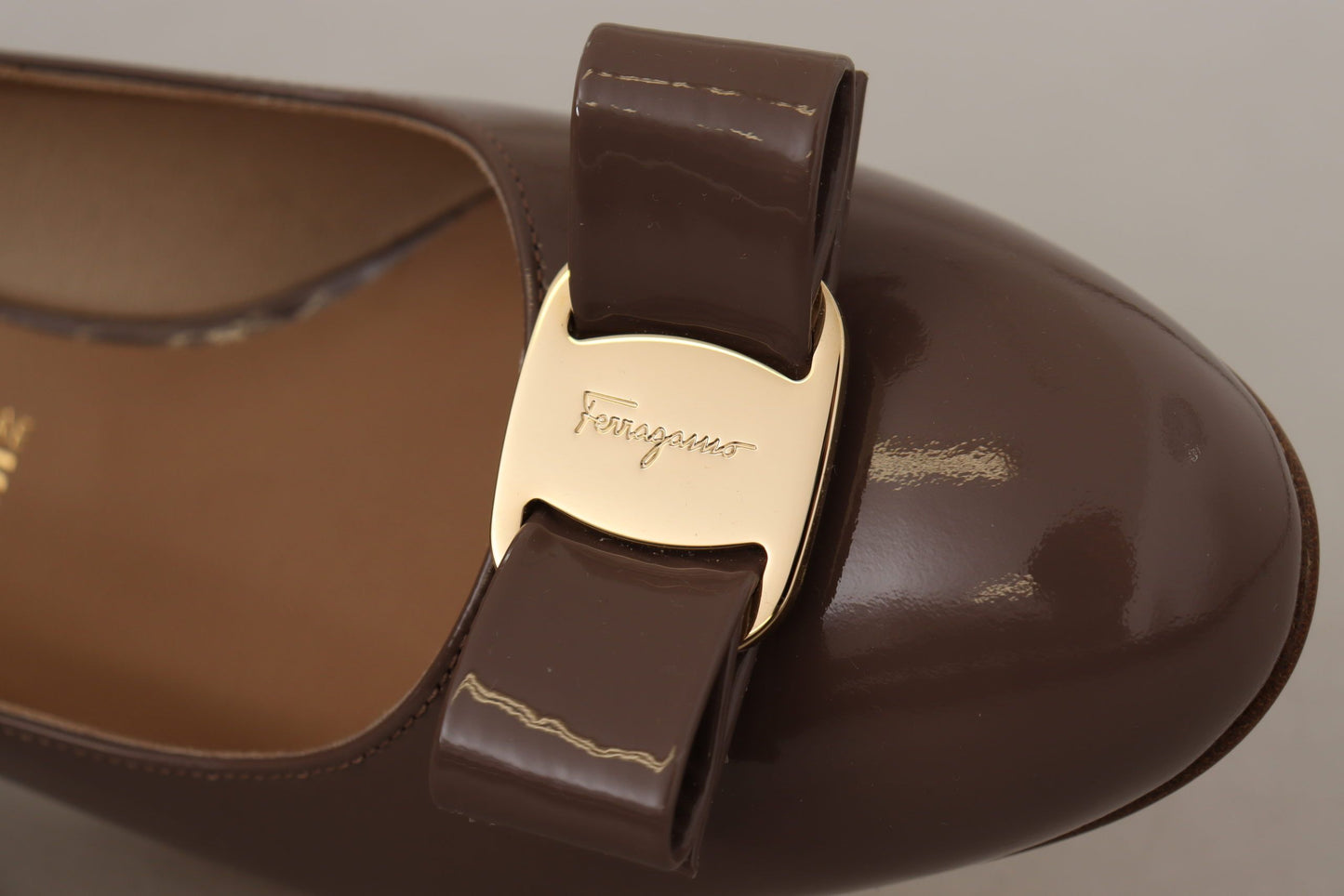 Salvatore Ferragamo Elegant Caraway Brown Pumps with Vara Bow Salvatore Ferragamo