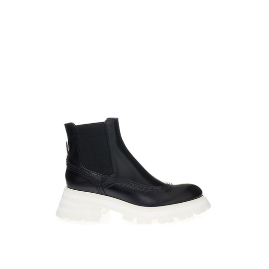 Alexander McQueen Elegant Leather Boots in Timeless Black Alexander McQueen