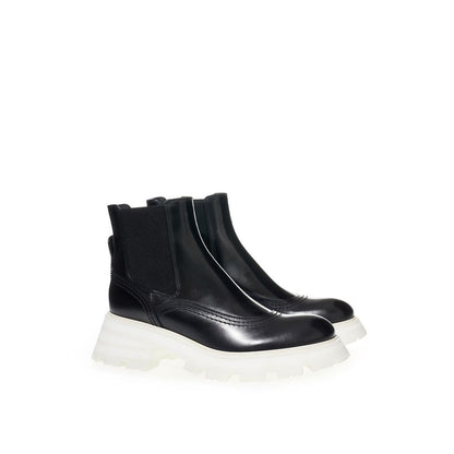 Alexander McQueen Elegant Leather Boots in Timeless Black Alexander McQueen